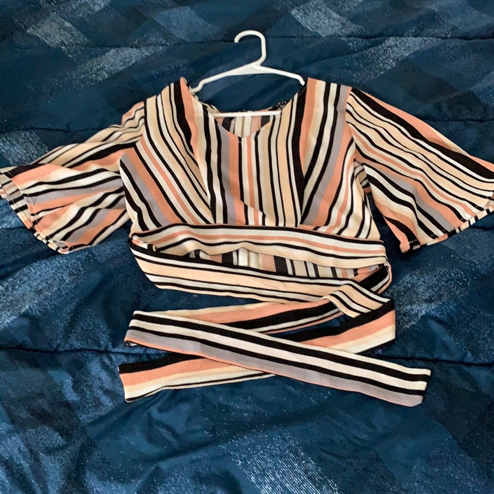 Iris striped crop top with zipper in the back🖤🤍💗